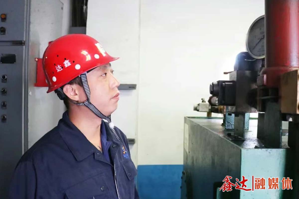 鑫達故事丨沈征：胸藏浩氣馭風勢，汗浸青衫鑄鐵魂！